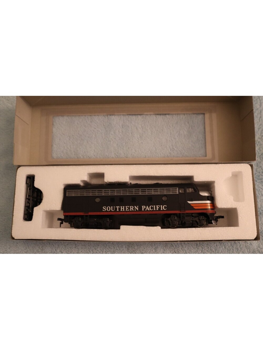 HO Stewart, F7A PHASE I Diesel Locomotive, Southern Pacific,  Black Widow 9160 - Picture 2 of 6